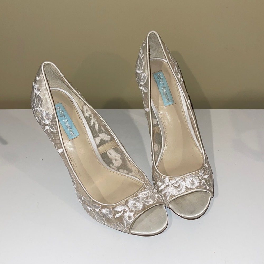Betsey Johnson white/cream floral heels sz 9 WEDDING!
